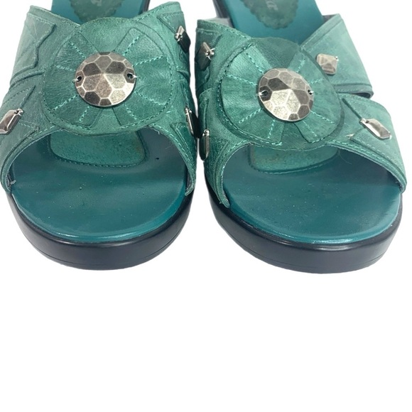 Bella Vita Green Sandals with Open Toe and Crystal Embellishments - Picture 8 of 10